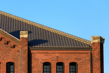 青空と横浜の赤レンガ倉庫