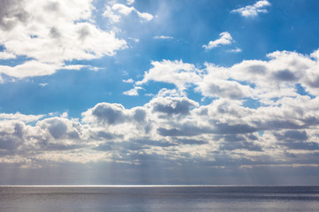 Obraz premium 津軽海峡の青空と水平線 / 北海道から津軽海峡の先の下北半島（青森県）を望む