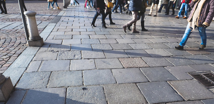 pedoni camminano per strada in citt&agrave;