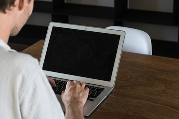 Homme et ordinateur portable