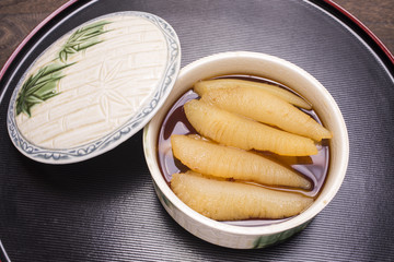漬物皿の中の味付けかずのこ