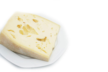 Fetta di formaggio su piatto su sfondo bianco