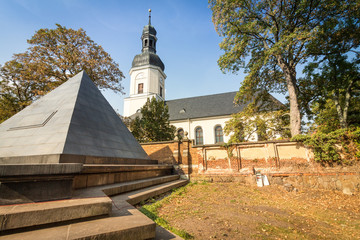 Gedächtniskirche Leipzig-Schönefeld mit Grabpyramide