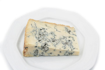 Fetta di gorgonzola su piatto su sfondo bianco