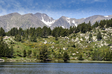 Lagos de Les Bouillouses,Paisaje de monta&ntilde;as y lagos en La Cerda&ntilde;a francesa y monte Carlit al fondo