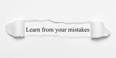 Learn from your mistakes auf weißen gerissenen Papier