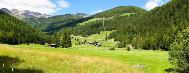 Ultental in der Nähe von Meran in Südtirol Panorama im Sommer
