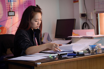 Fototapeta na wymiar Portrait young woman asia working in the office.