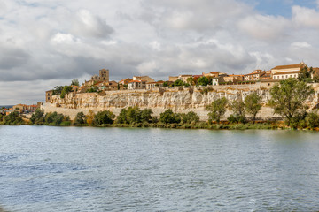 Fototapeta na wymiar Great view of the Duero River and part of Zamora, Spain, Via de
