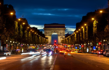 Fototapeta na wymiar Arc de Triompthe in evening