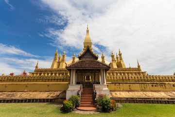 Fototapeta na wymiar Pha That Luang.The national monument in Laos and a national symb