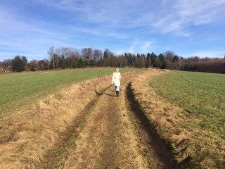 Frau wandert allein durch Naturlandschaft