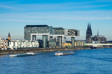 K&ouml;ln: K&ouml;lner Dom mit Kranh&auml;usern und Rhein