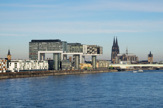 Köln: Kölner Dom mit Kranhäusern und Rhein