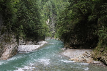 山間部の川