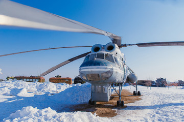 Obraz premium A large helicopter on the ground in winter