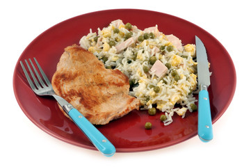 Escalope avec du riz cantonnais dans une assiette sur fond blanc 
