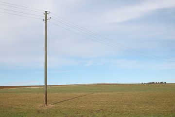 Fototapeta na wymiar Stromleitung über Land