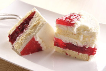 layer cake, pie with fruit jelly / raspberry 