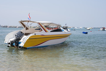 Naklejka premium speed boat in tropical sea