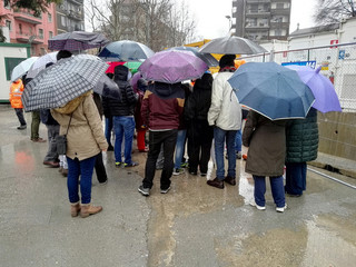 Persone all'open day metro blu Milano