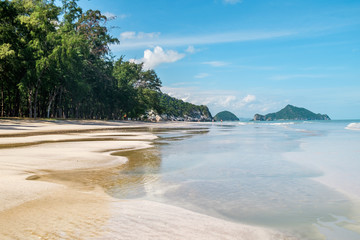 Obraz premium Outdoor landscape of beautiful secret tropical sea beach with gorgeous water in Khao Sam Roi Yot National Park, Thailand. Perfect vacation in Southeast Asia at exotic white sand beach and palm trees.