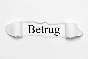Betrug auf weißen gerissenen Papier