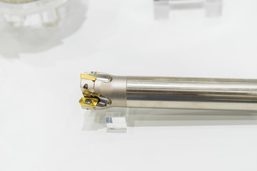 Industrial milling metal cutting tool with carbide cutter insert
