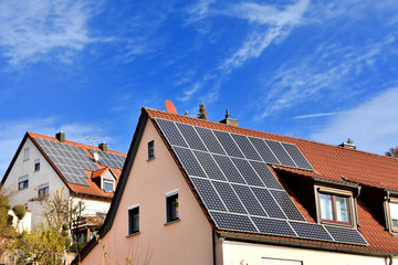 Alternative Energiegewinnung - Hausdächer mit Sonnenkollektoren