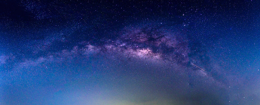 Fototapeta Krajobraz z galaktyką Drogi Mlecznej. Nocne niebo z gwiazdami.