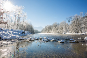 Fototapeta na wymiar Winter Fluss sonne gefroren Schnee Natur Winterwunderland