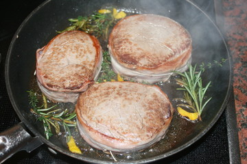 Steaks im Speckmantel