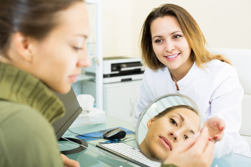 Obraz premium Smiling female client consulting woman doctor