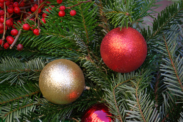 Boules de Noël or et rouge dans sapin vert