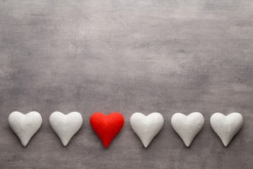 Obraz premium Red hearts on the gray background. Valentine Day background.