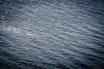 Водная поверхность реки. Речные волны