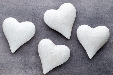 Obraz premium Red hearts on the gray background. Valentine Day background.