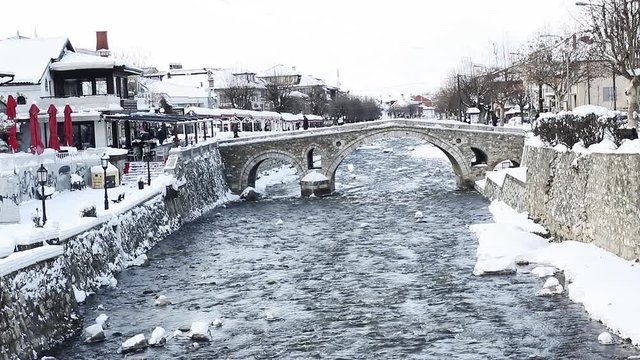Steinbogenbrücke Prizren im Winter