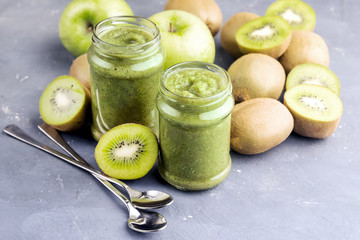 Green detox smoothie with green apple and kiwi