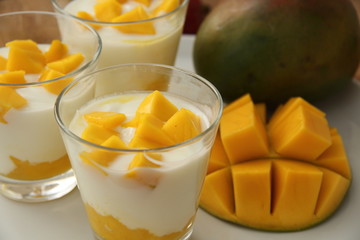 Fruchtjoghurt im Glas mit Mango