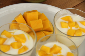 Joghurt im Glas auf Platte