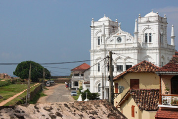 Fototapeta na wymiar Rampart Street im Fort Galle, Sri Lanka, mit der Fort Meeran Jumma Masjid, einer Moschee