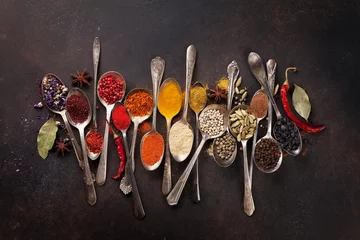 Crédence de cuisine en verre imprimé Aromatique Various spices spoons on stone table