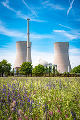 Kernkraft - Kühltürme eines Atomkraftwerkes, Hochformat © Countrypixel