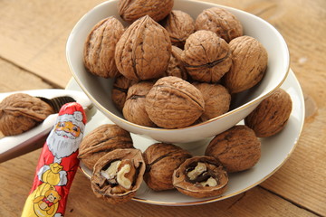 Walnußschale mit Weihnachtsmänner