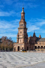 Fototapeta premium Vue d'une tour, du pont de la Place d’Espagne, Seville, Espagne 