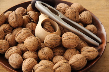 Nußschale mit Nüssen