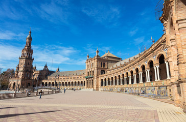 Obraz premium Vue d'une tour, du pont de la Place d’Espagne, Seville, Espagne 