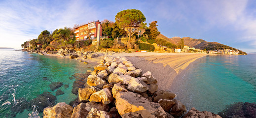 Obraz premium Moscenicka Draga village turquoise beach