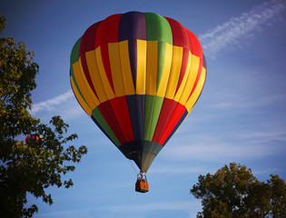 Obraz premium hot air balloons in the sky during sunrise on a summer day
